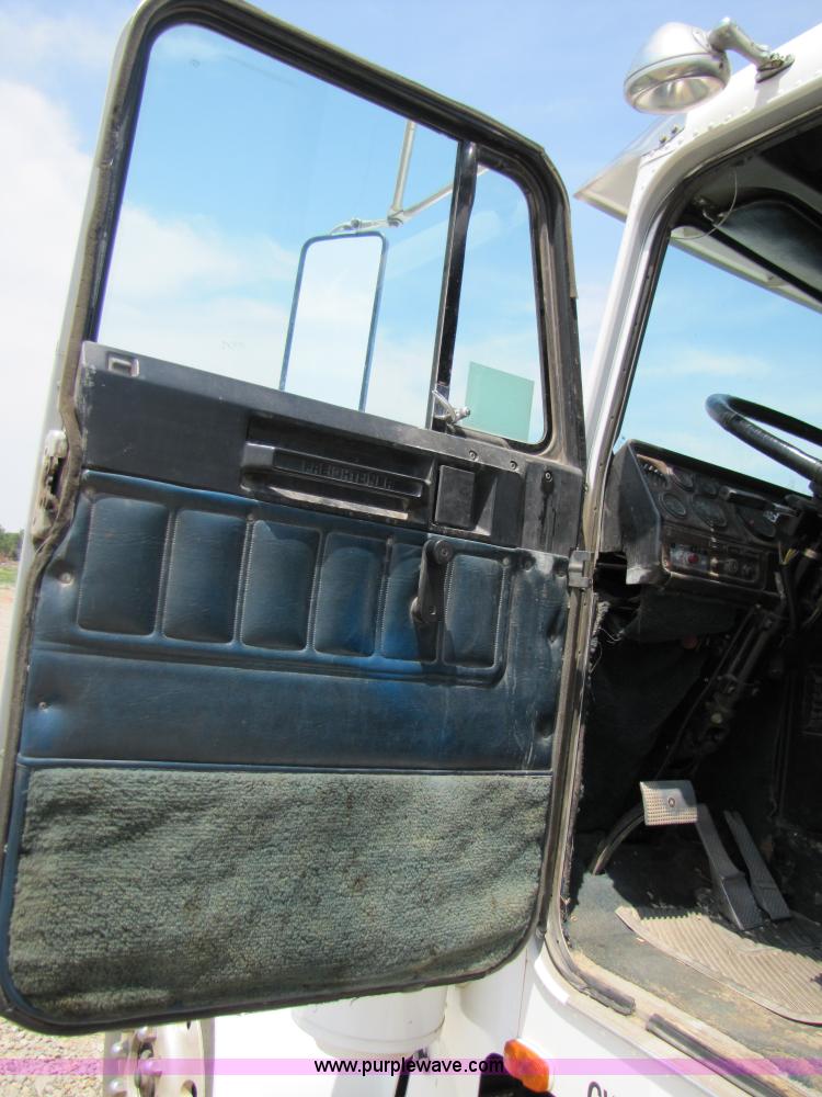 image for item A9533 1985 Freightliner FLC-64T semi truck