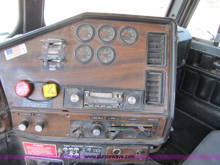 image for item A9533 1985 Freightliner FLC-64T semi truck