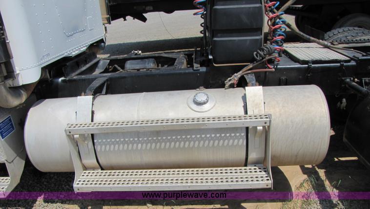 image for item A9533 1985 Freightliner FLC-64T semi truck