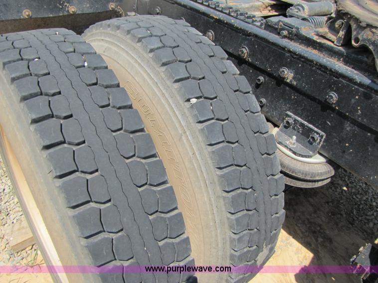 image for item A9533 1985 Freightliner FLC-64T semi truck