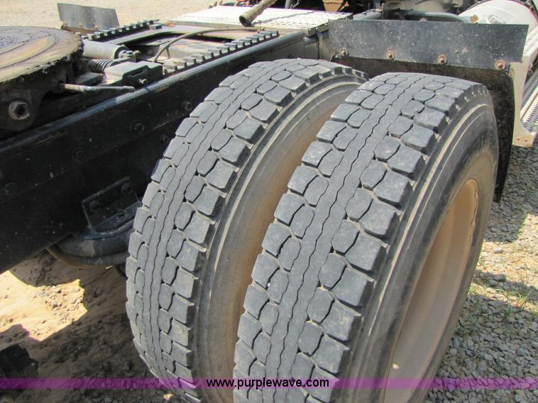 image for item A9533 1985 Freightliner FLC-64T semi truck