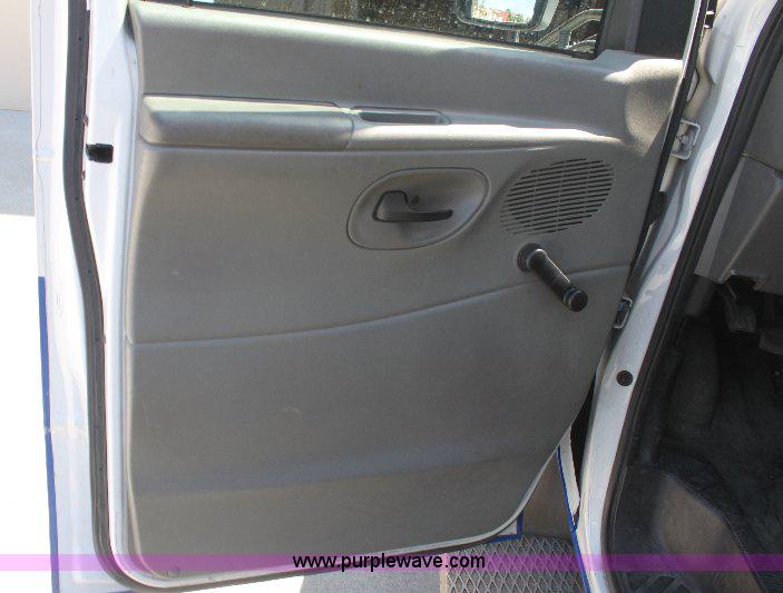 image for item 6319 2007 Ford E450 Super Duty transit bus