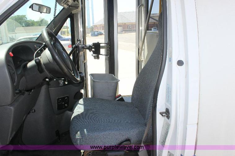 image for item 6319 2007 Ford E450 Super Duty transit bus