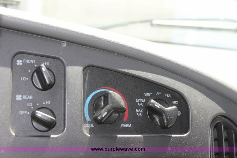 image for item 6319 2007 Ford E450 Super Duty transit bus