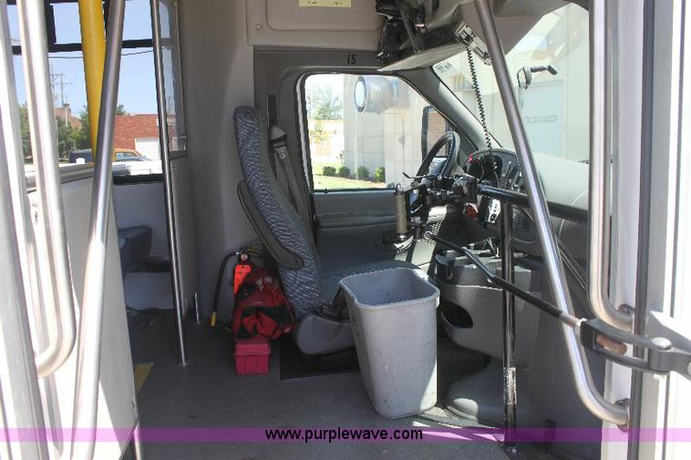image for item 6319 2007 Ford E450 Super Duty transit bus