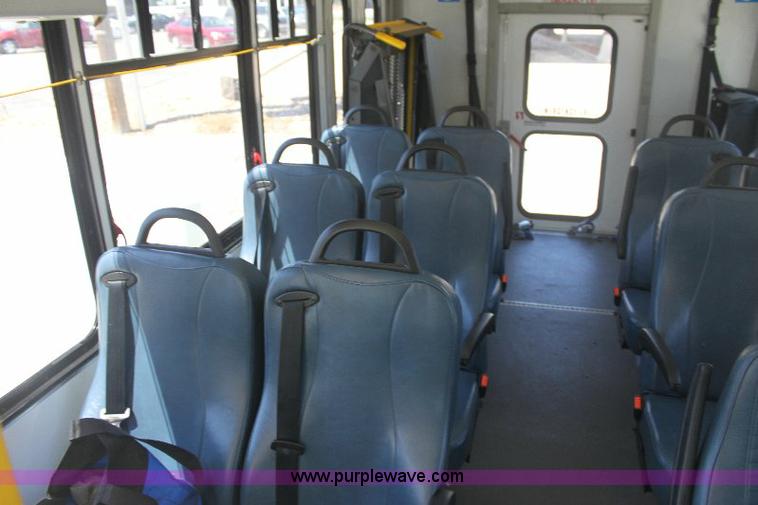 image for item 6319 2007 Ford E450 Super Duty transit bus