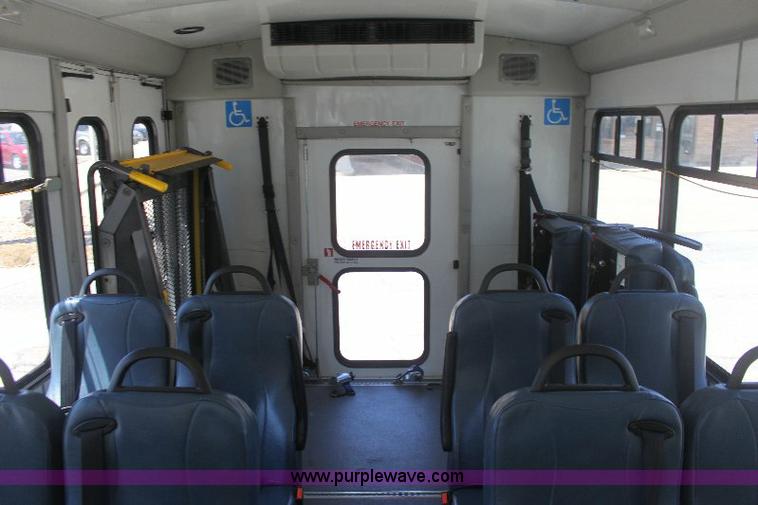 image for item 6319 2007 Ford E450 Super Duty transit bus