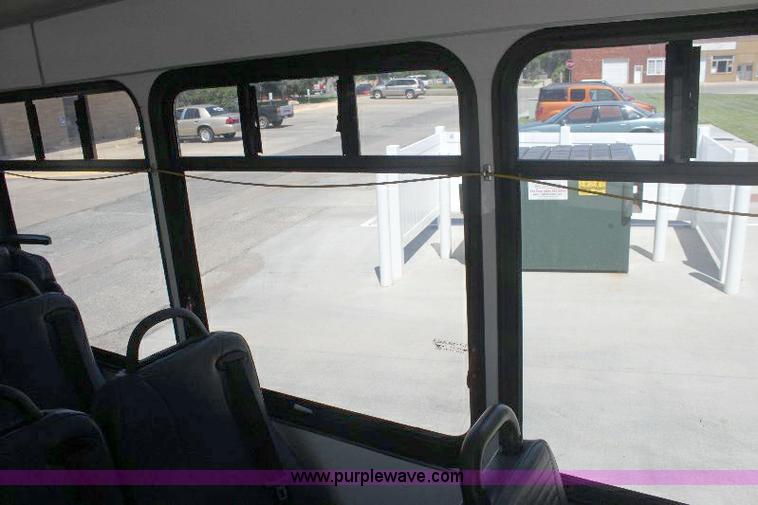 image for item 6319 2007 Ford E450 Super Duty transit bus