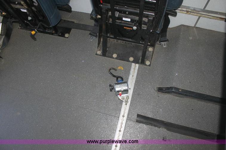 image for item 6319 2007 Ford E450 Super Duty transit bus