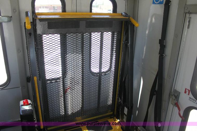 image for item 6319 2007 Ford E450 Super Duty transit bus