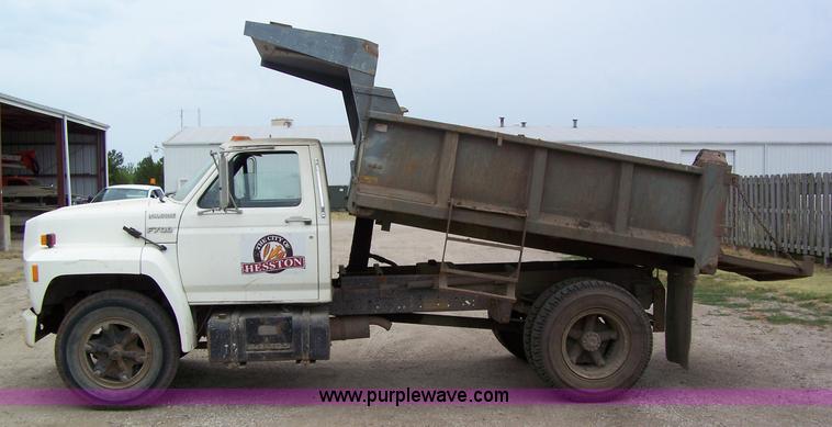 image for item A2526 1989 Ford F700 dump truck