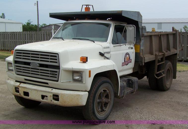 image for item A2526 1989 Ford F700 dump truck