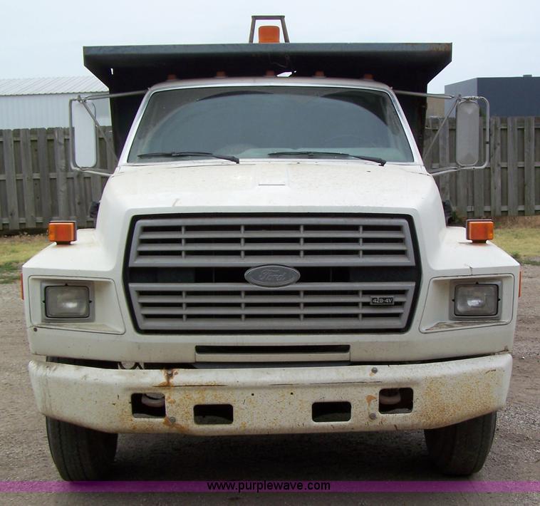 image for item A2526 1989 Ford F700 dump truck
