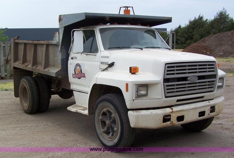 image for item A2526 1989 Ford F700 dump truck