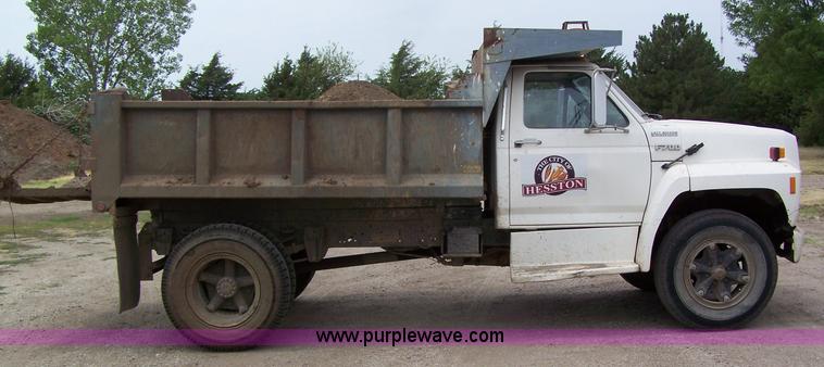 image for item A2526 1989 Ford F700 dump truck