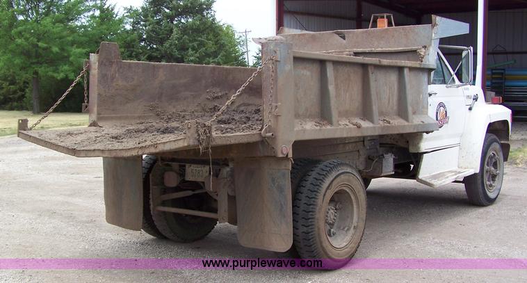 image for item A2526 1989 Ford F700 dump truck