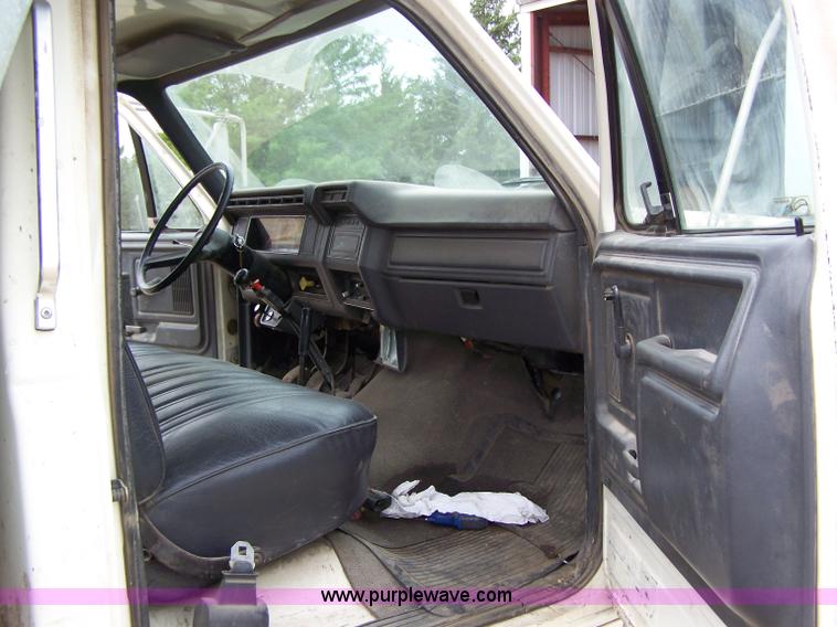 image for item A2526 1989 Ford F700 dump truck