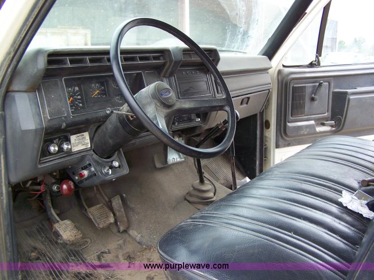 image for item A2526 1989 Ford F700 dump truck