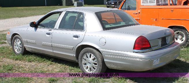 image for item A2555 2004 Ford Crown Victoria LX
