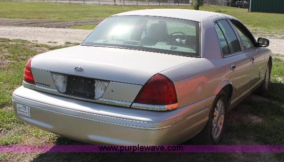image for item A2555 2004 Ford Crown Victoria LX