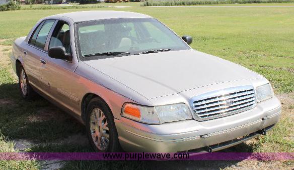 image for item A2555 2004 Ford Crown Victoria LX