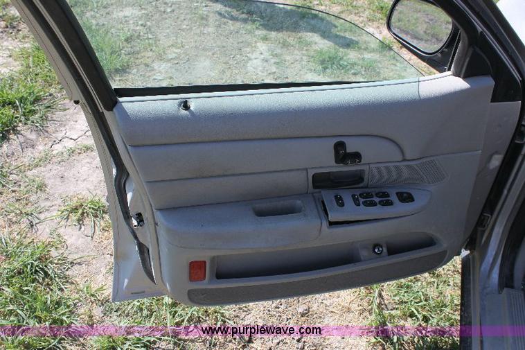 image for item A2555 2004 Ford Crown Victoria LX