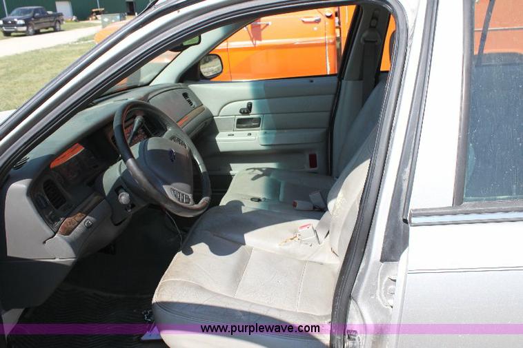 image for item A2555 2004 Ford Crown Victoria LX