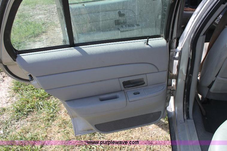 image for item A2555 2004 Ford Crown Victoria LX