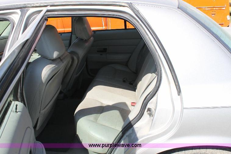 image for item A2555 2004 Ford Crown Victoria LX
