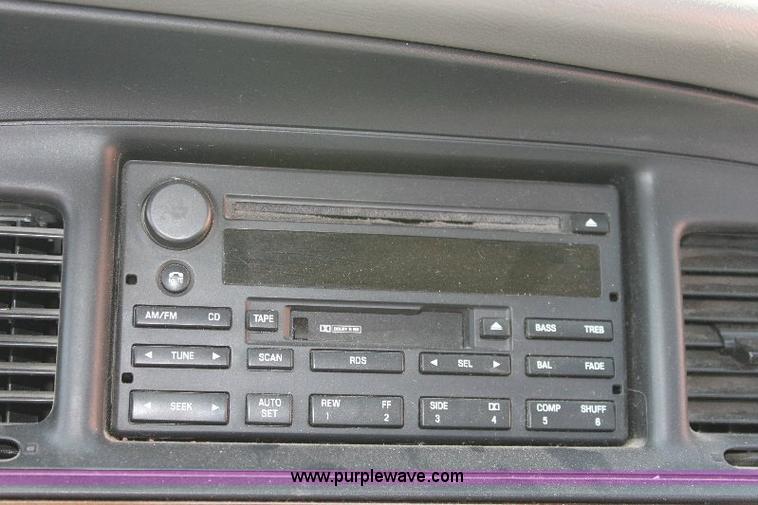 image for item A2555 2004 Ford Crown Victoria LX