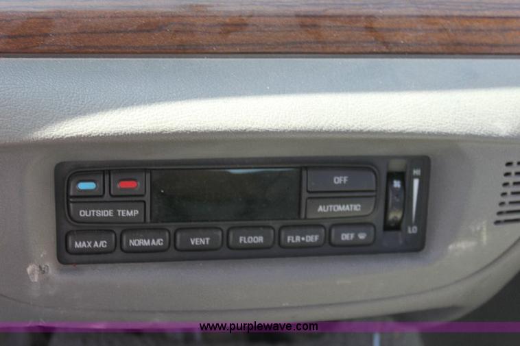 image for item A2555 2004 Ford Crown Victoria LX