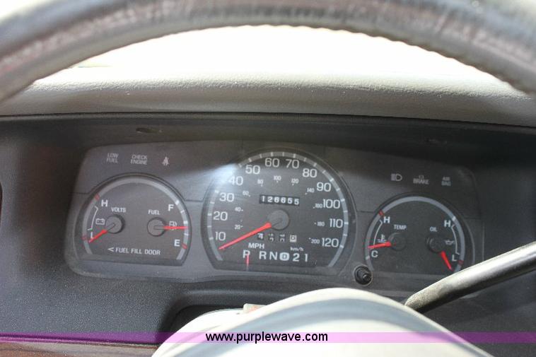 image for item A2555 2004 Ford Crown Victoria LX