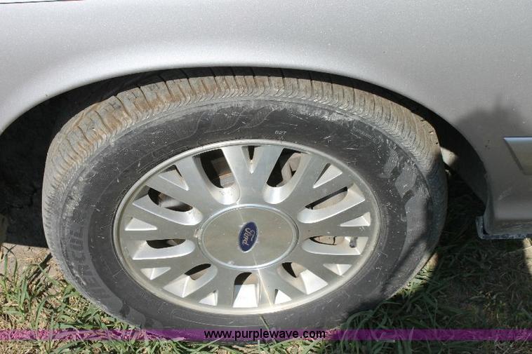 image for item A2555 2004 Ford Crown Victoria LX