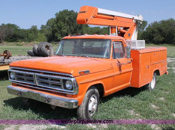 image for item A2556 1972 Ford F350 utility pickup bucket truck