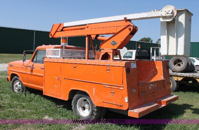 image for item A2556 1972 Ford F350 utility pickup bucket truck