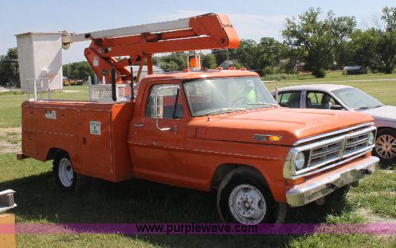 image for item A2556 1972 Ford F350 utility pickup bucket truck