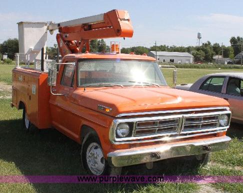 image for item A2556 1972 Ford F350 utility pickup bucket truck