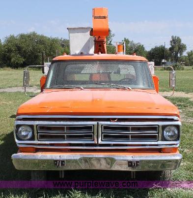 image for item A2556 1972 Ford F350 utility pickup bucket truck