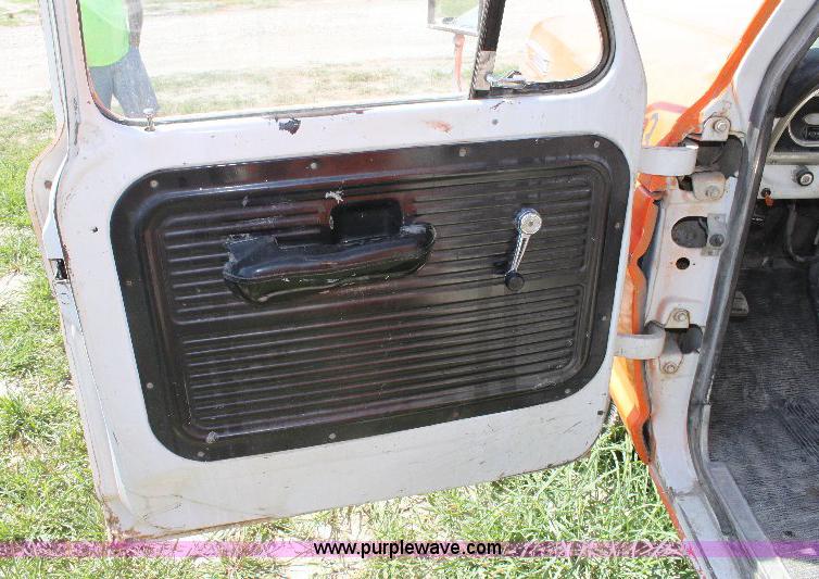 image for item A2556 1972 Ford F350 utility pickup bucket truck