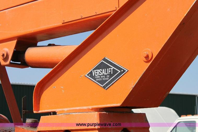 image for item A2556 1972 Ford F350 utility pickup bucket truck