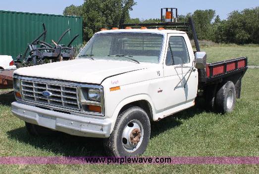 image for item A2558 1986 Ford F350 XL pickup truck