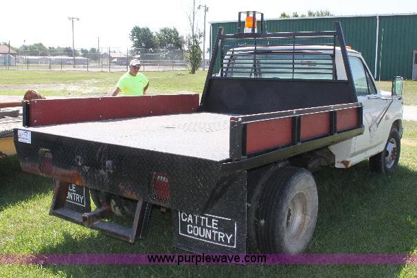 image for item A2558 1986 Ford F350 XL pickup truck