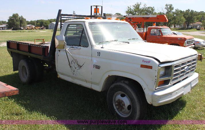 image for item A2558 1986 Ford F350 XL pickup truck