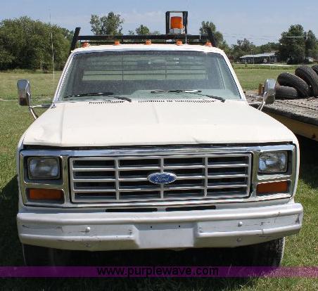 image for item A2558 1986 Ford F350 XL pickup truck