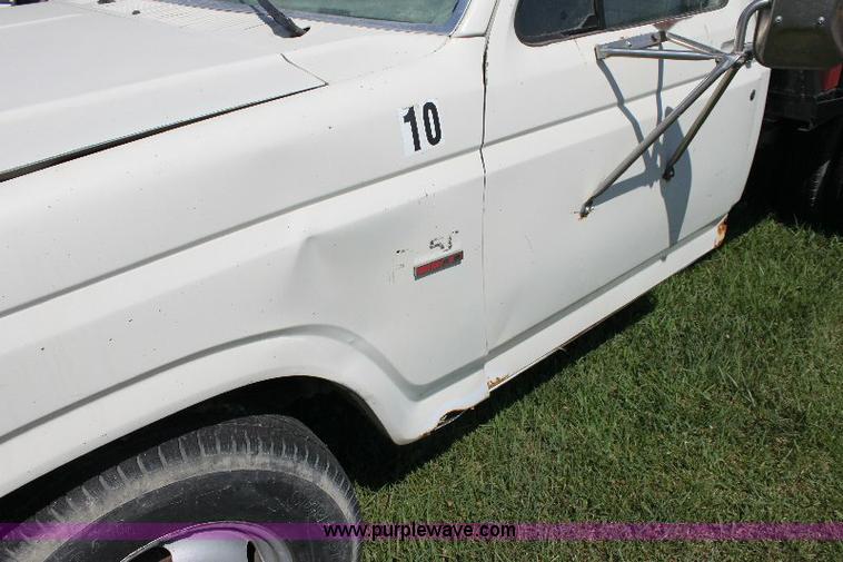 image for item A2558 1986 Ford F350 XL pickup truck