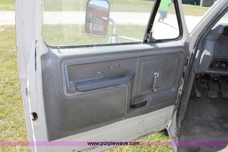 image for item A2558 1986 Ford F350 XL pickup truck