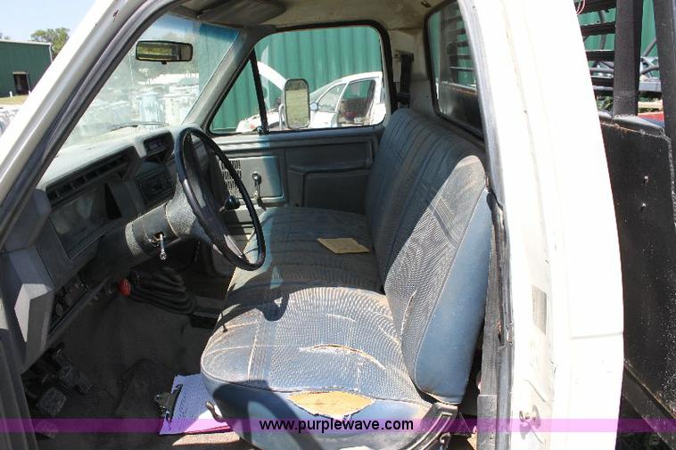 image for item A2558 1986 Ford F350 XL pickup truck