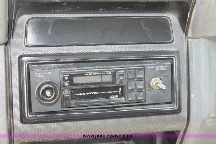 image for item A2558 1986 Ford F350 XL pickup truck