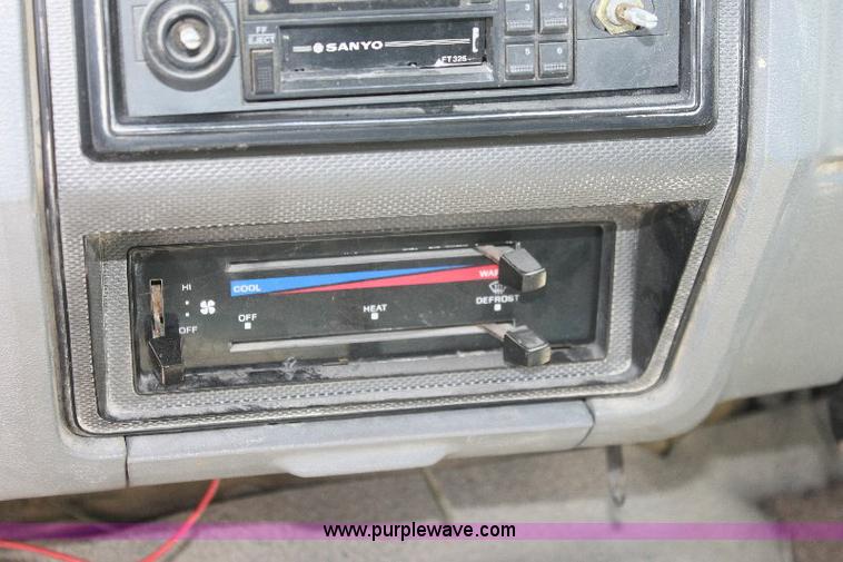 image for item A2558 1986 Ford F350 XL pickup truck