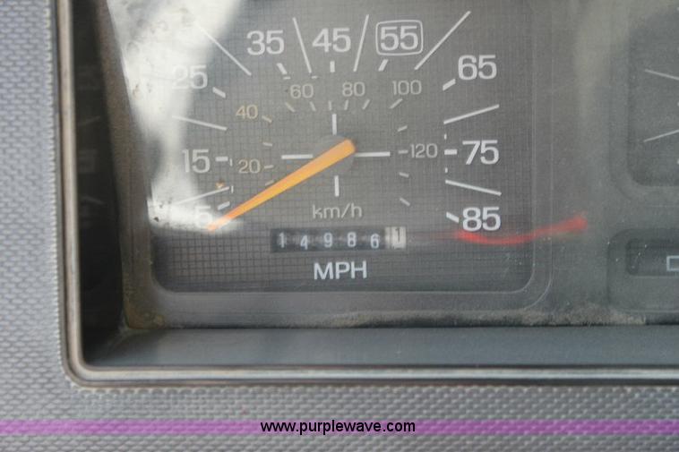 image for item A2558 1986 Ford F350 XL pickup truck